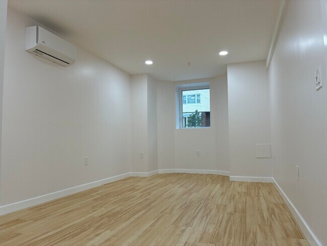 Building Photo - 716 11TH St