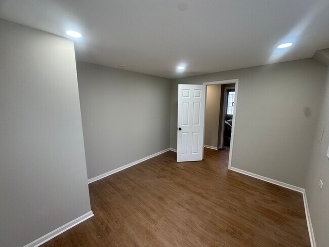 Building Photo - 14475 Lincoln Ave