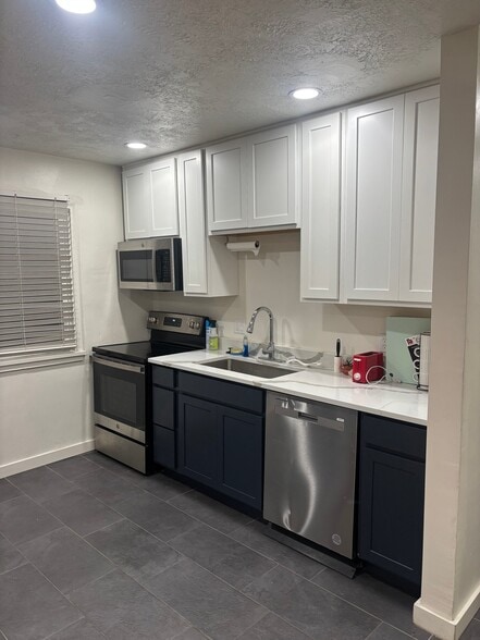 Building Photo - 555 800 E