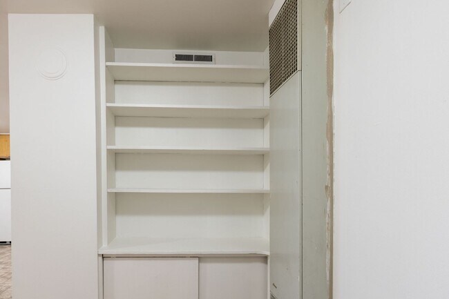 Building Photo - 2 BED 1 BATH DUPLEX IN ST ANTHONY