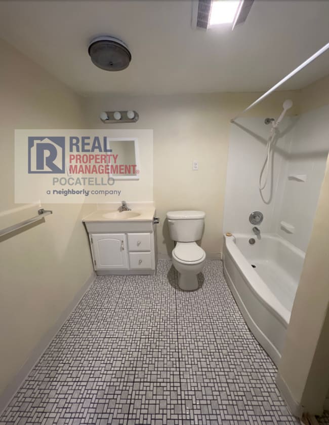 Building Photo - Spacious 1 bedroom 1 bath apartment