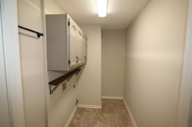 Building Photo - 6776 Dianna Dr