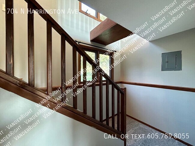 Building Photo - 704 N Harrington Ave