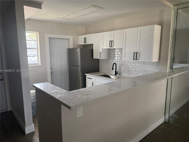 Building Photo - 1333 E Hallandale Beach Blvd