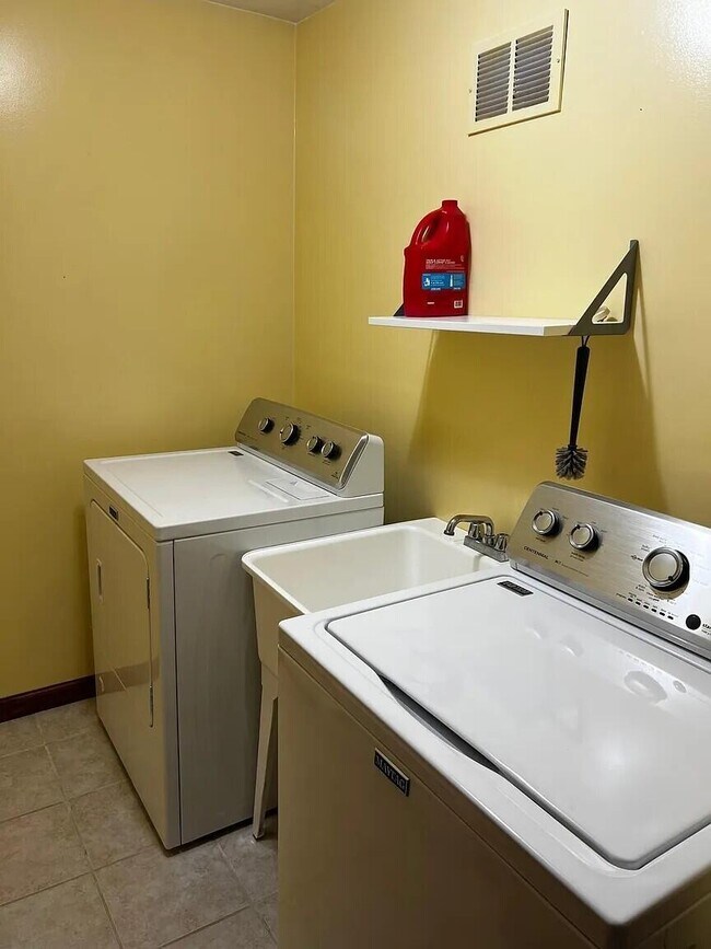 Building Photo - 11816 Highridge Dr