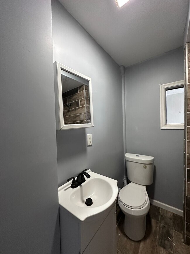 Building Photo - 408 New Grove St