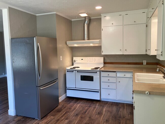 Building Photo - Cozy Three Bedroom Home in South Salem
