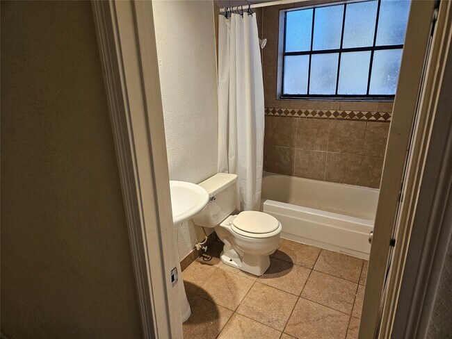 Building Photo - 2425 Holly Hall St