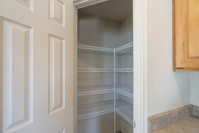 Building Photo - 3155 S Hidden Valley Dr
