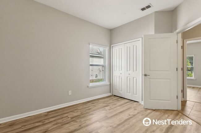 Building Photo - Five Bedroom Beauty in Plummer Creek!