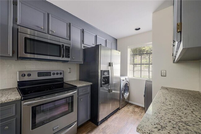 Building Photo - 1938 Holly Hill Dr