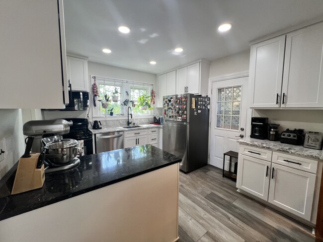 Building Photo - 22 Knoll Pl