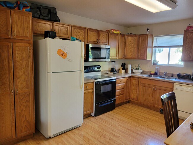 Building Photo - 5 Bedroom Duplex Unit