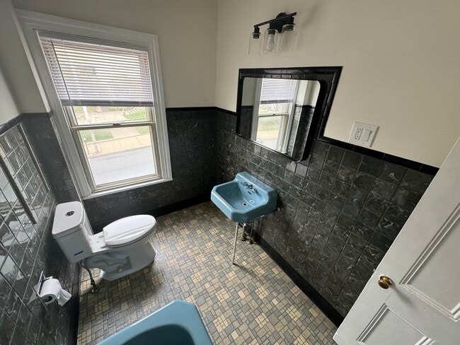 Full Bathroom - 217 S 7th St