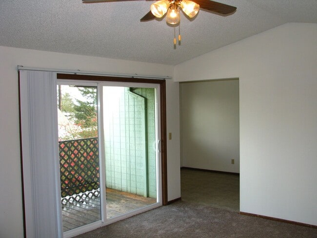 Building Photo - Two Bedroom Apartment Close to Downtown