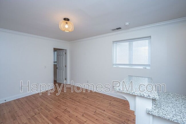 Building Photo - 338 King St