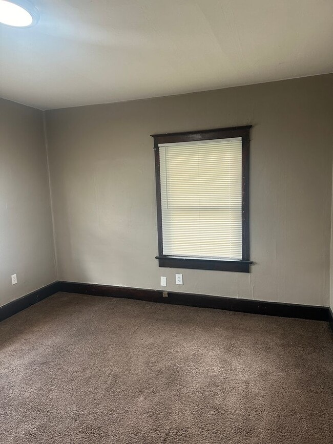 Building Photo - 636 N Oakland Ave