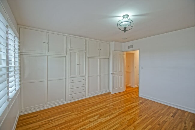 Building Photo - BEAUTIFULLY REMODELED, BRIGHT & AIRY HILLS...