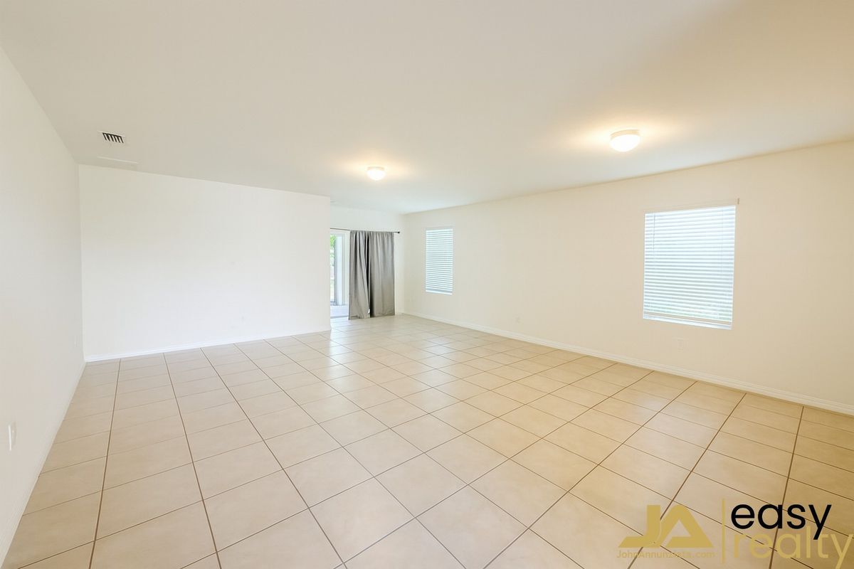 Building Photo - 2220 NE 5th Ave