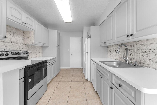 Building Photo - 15805 SW 91st Ct