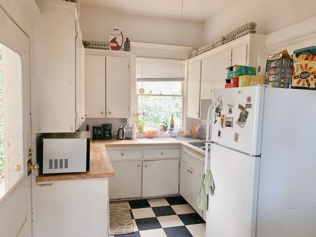 Building Photo - PRELEASING: Classic N Garden 6 bdrm/3 bath near WWU North Campus