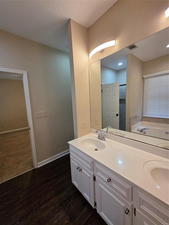 Building Photo - 2230 Kingsbury Dr