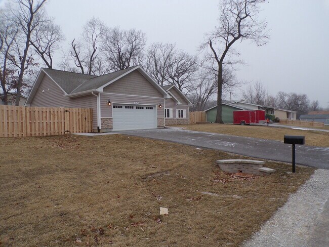 Building Photo - 33476 N Evergreen Dr