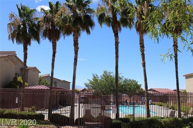 Building Photo - Bright & Beautiful 3-Bed Townhome with Bal...