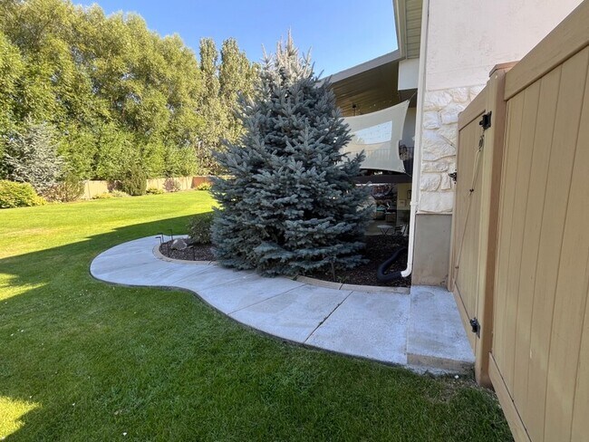 Building Photo - 404 N 1060 W
