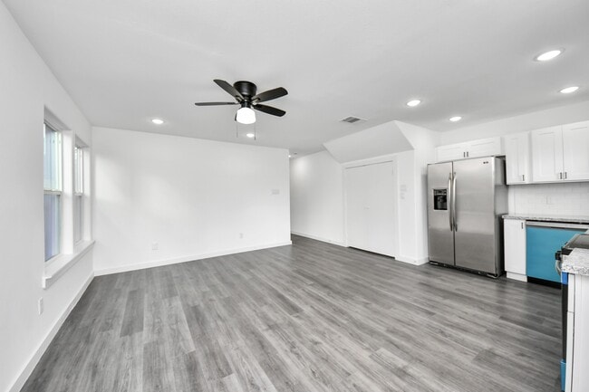 Building Photo - 2310 Wavell St