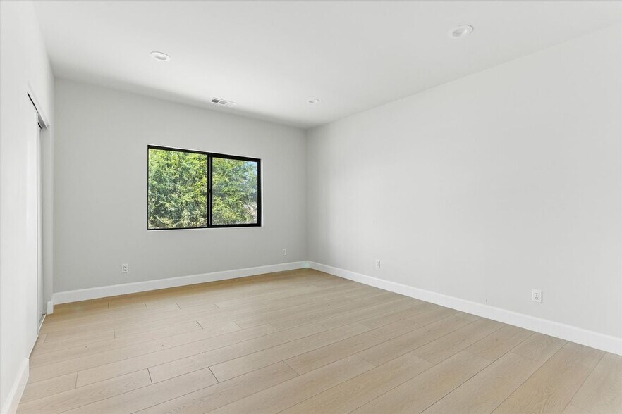 Building Photo - 1172 N Wilton Pl