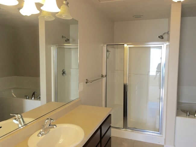 Building Photo - Luxury Townhome in Sandy!!