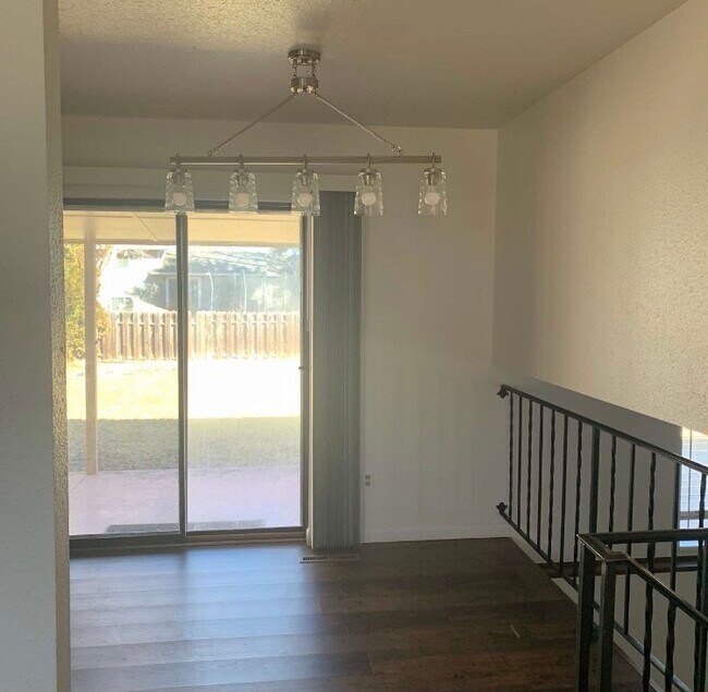 Building Photo - 818 Mansfield Dr