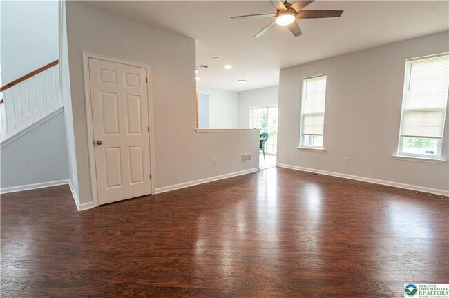 Building Photo - 835 Spring White Dr