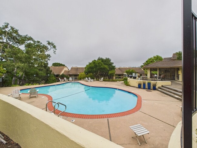 Building Photo - 1/1 Golden Oaks Condo for rent