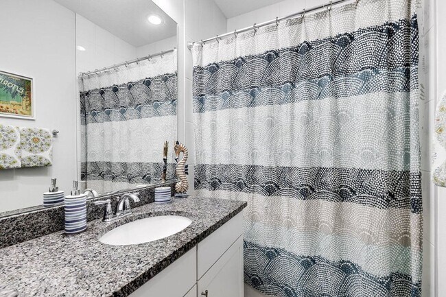 Building Photo - 16330 Oakview Dr