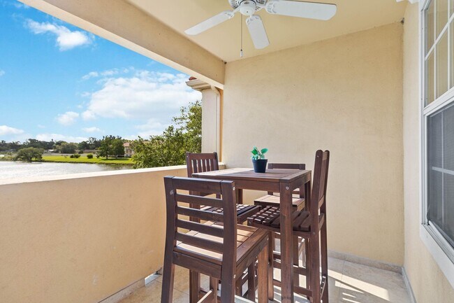 Building Photo - Beautiful furnished 2/2 condo with stunning water view available May 2026 for a short-term stay