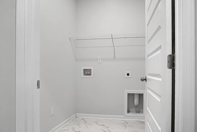 Building Photo - 5 Bedroom, 3.5 Bath, Beautiful Summerville Home, Master on Main