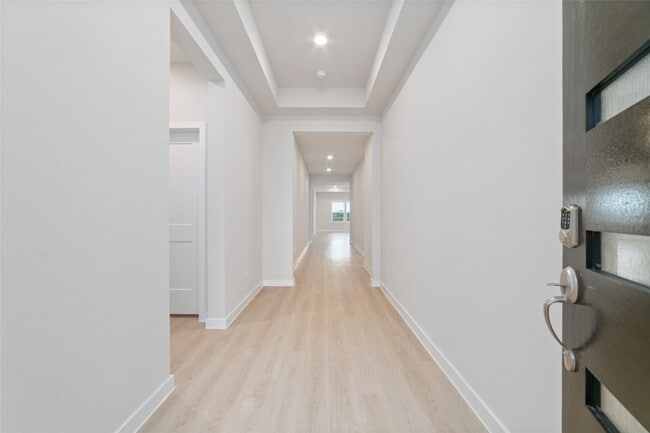 Building Photo - 5831 Westwood Shr Dr