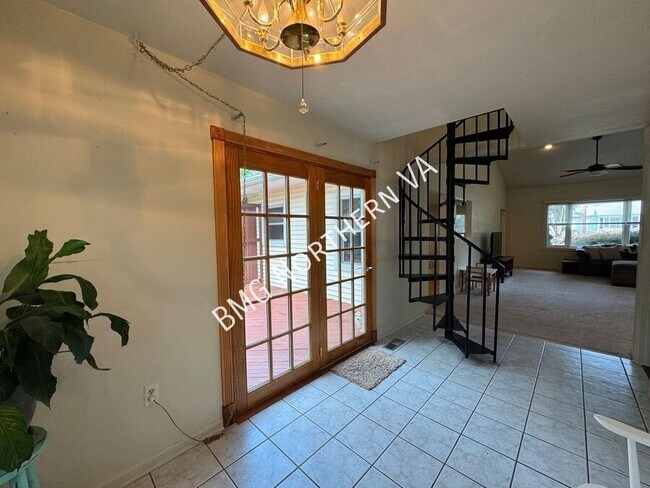 Building Photo - 8903 Tudor Ln