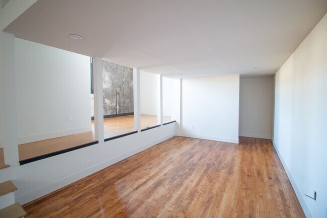 Building Photo - Spacious Loft