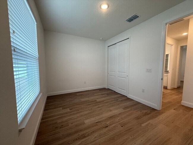 Building Photo - Beautiful 4 bedroom 2 bathroom home