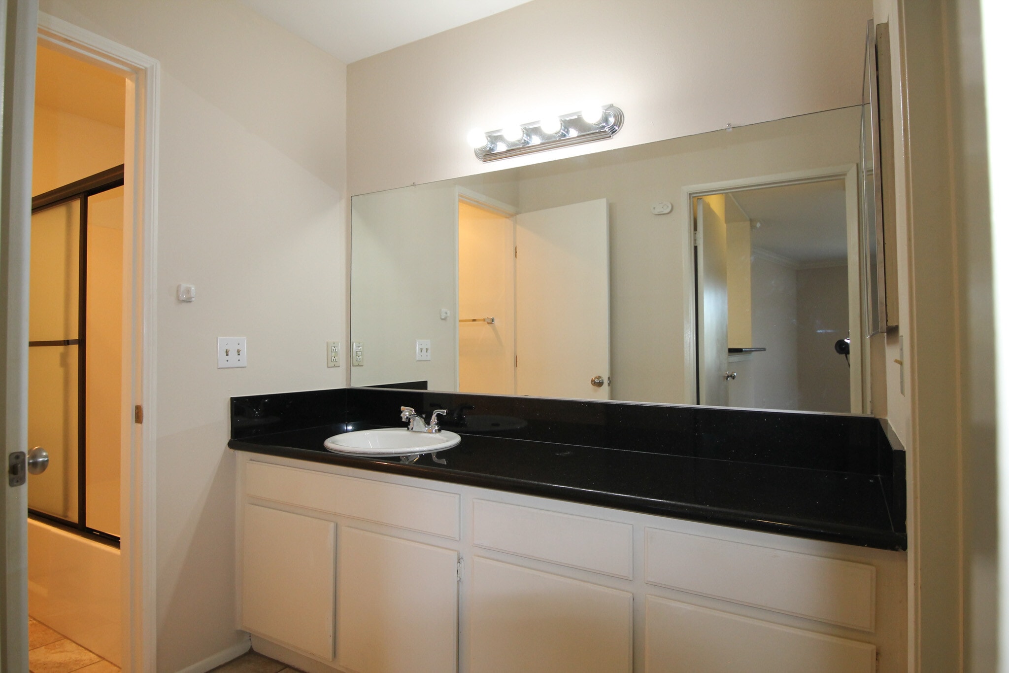 Building Photo - 15040 Moorpark St