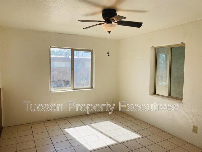 Building Photo - 443 E Delano St