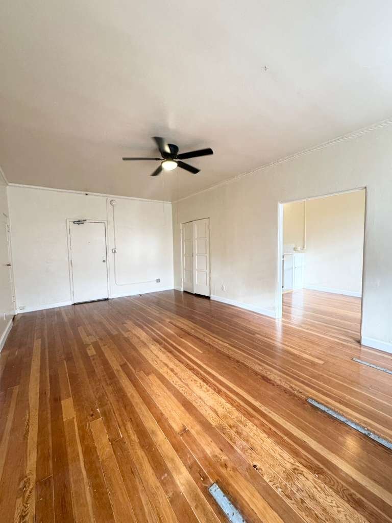 Building Photo - 901 S Kingsley Dr
