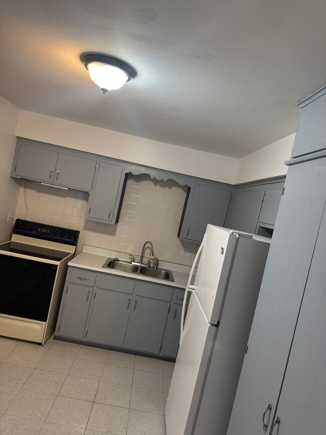 Building Photo - 6262 S Robert Ave