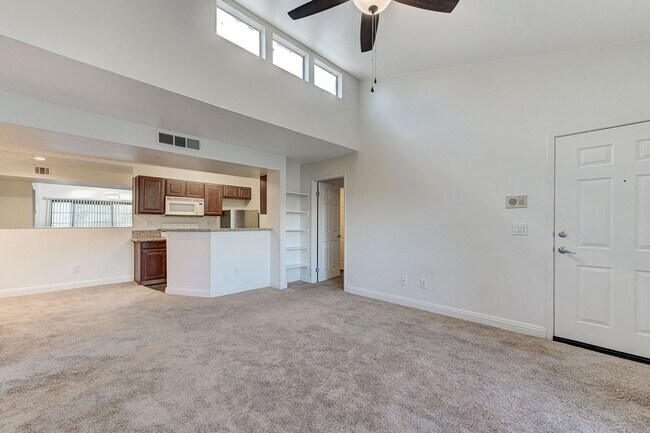 Building Photo - Charming 2 Bed 2 Bath!