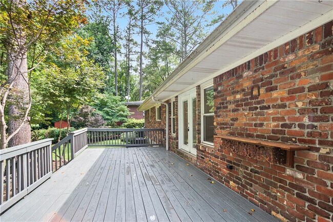 Building Photo - 2558 Woodacres Rd NE