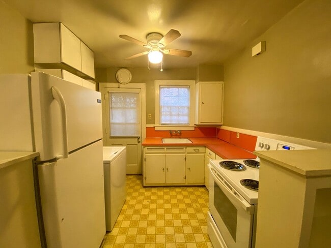 Building Photo - 1 bedroom, living dining den near Central and Highland