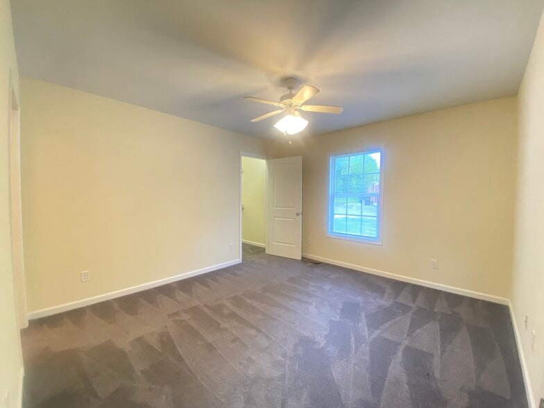 Building Photo - 200 E 14th St